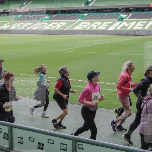 05.10.2025 - 20. swb-Marathon Bremen Michael Burmester http://msf.ph/oto/9255377 05.10.2025 10:43:22 Laufen im Stadion 9185, 9288, 9380, 9476, 9493, 9526, 9561, 9664, 9675, 9726, 9731, 9732, 9734, 9736, 9760, 9784, 9806, 9822, 9823, 9826, 9848, 9861, 9867, 9895, 9912, 10074, 10146, 10183, 10288, 10315, 10316, 10320, 10399, 10433, 10435, 10491, 10512, 10515, 10552, 10596, 10849, 10861, 10962, 10969, 11030, 11073, 11083, 11113, 11157, 11161, 11170, 11215, 11240, 11242, 11285, 11331, 11404, 11536, 8225, 9212, 9276, 9481, 9945, 9972 meine-sportfotos.de
