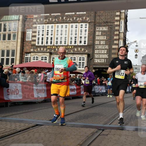 05.10.2025 - 20. swb-Marathon Bremen Yannick Fuchs http://msf.ph/oto/9255418 05.10.2025 10:55:07 Ziel 9427, 9475, 9570, 9791, 10231, 11320, 11470, 11507, 11523 meine-sportfotos.de