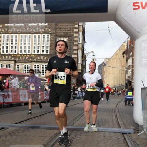 05.10.2025 - 20. swb-Marathon Bremen Yannick Fuchs http://msf.ph/oto/9255452 05.10.2025 10:55:08 Ziel 9427, 9475, 9570, 9791, 10231, 11320, 11363, 11470, 11507, 11523 meine-sportfotos.de