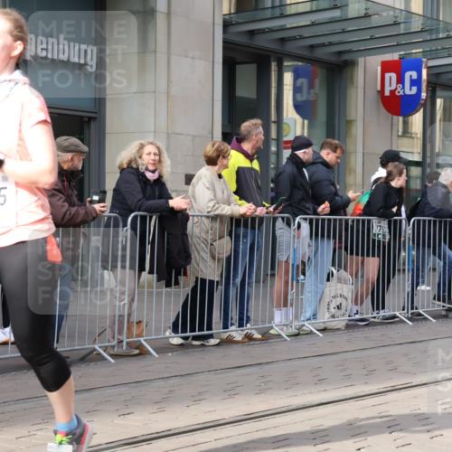 05.10.2025 - 20. swb-Marathon Bremen Strokosch-Dieckow http://msf.ph/oto/9255515 05.10.2025 10:57:20 Ziel 9000, 9215, 9309, 9372, 9585, 9625, 9747, 9904, 9914, 9943, 9962, 9979, 10139, 10219, 10225, 10250, 10329, 10341, 10555, 10694, 10739, 10754, 10834, 10890, 10975, 11023, 11352, 11360, 11457, 11520, 11521, 11564, 11575, 11583, 11731, 11744, 9000, 9215, 9309, 9372, 9585, 9625, 9747, 9904, 9914, 9943, 9962, 9979, 10139, 10219, 10225, 10250, 10329, 10341, 10555, 10694, 10739, 10754, 10834, 10890, 10975, 11023 meine-sportfotos.de