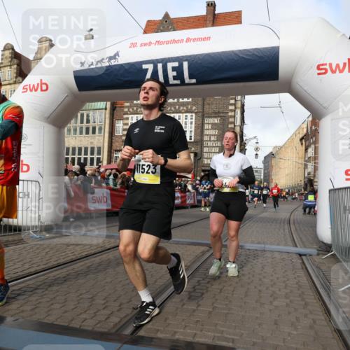 05.10.2025 - 20. swb-Marathon Bremen Yannick Fuchs http://msf.ph/oto/9255525 05.10.2025 10:55:09 Ziel 9427, 9475, 9570, 9791, 10014, 10231, 11320, 11363, 11470, 11507, 11523 meine-sportfotos.de