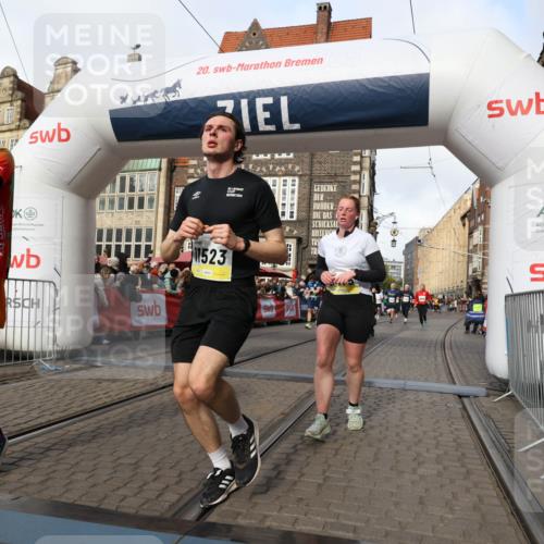 05.10.2025 - 20. swb-Marathon Bremen Yannick Fuchs http://msf.ph/oto/9255535 05.10.2025 10:55:09 Ziel 9427, 9475, 9570, 9791, 10014, 10231, 11320, 11363, 11470, 11507, 11523 meine-sportfotos.de