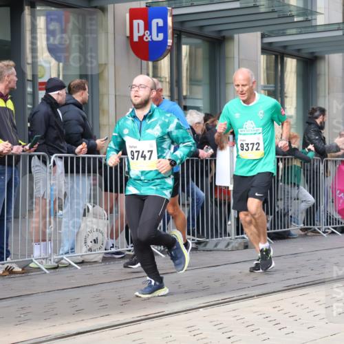05.10.2025 - 20. swb-Marathon Bremen Strokosch-Dieckow http://msf.ph/oto/9255544 05.10.2025 10:57:21 Ziel 9000, 9215, 9309, 9372, 9585, 9625, 9747, 9904, 9914, 9943, 9962, 9979, 10139, 10219, 10225, 10250, 10329, 10341, 10555, 10651, 10694, 10739, 10754, 10834, 10890, 10975, 11023, 11352, 11360, 11457, 11520, 11521, 11564, 11575, 11583, 11731, 11744, 9000, 9215, 9309, 9372, 9585, 9625, 9747, 9904, 9914, 9943, 9962, 9979, 10139, 10219, 10225, 10250, 10329, 10341, 10555, 10651, 10694, 10739, 10754, 10834, 10890, 10975, 11023 meine-sportfotos.de