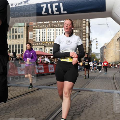 05.10.2025 - 20. swb-Marathon Bremen Yannick Fuchs http://msf.ph/oto/9255555 05.10.2025 10:55:09 Ziel 9427, 9475, 9570, 9791, 10014, 10231, 11320, 11363, 11470, 11507, 11523 meine-sportfotos.de