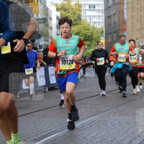 05.10.2025 - 20. swb-Marathon Bremen Strokosch-Dieckow http://msf.ph/oto/9255779 05.10.2025 11:02:48 Ziel 9331, 9360, 9516, 9644, 9846, 10129, 10167, 10207, 10530, 10656, 10734, 10803, 10804, 10940, 11087, 11193, 11312, 11504, 11576, 11667, 11668 meine-sportfotos.de