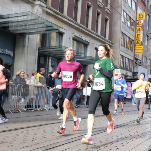05.10.2025 - 20. swb-Marathon Bremen Strokosch-Dieckow http://msf.ph/oto/9255788 05.10.2025 10:57:27 Ziel 9221, 9309, 9372, 9568, 9585, 9719, 9747, 9943, 9979, 10219, 10225, 10250, 10329, 10341, 10555, 10577, 10651, 10694, 10703, 10739, 10754, 10834, 10890, 10975, 11023, 11116, 11301, 11352, 11360, 11457, 11469, 11520, 11521, 11564, 11575, 11583, 11663, 11731, 11744, 9221, 9309, 9372, 9568, 9585, 9719, 9747, 9943, 9979, 10219, 10225, 10250, 10329, 10341, 10555, 10577, 10651, 10694, 10703, 10739, 10754, 10834, 10890, 10975, 11023, 11663 meine-sportfotos.de