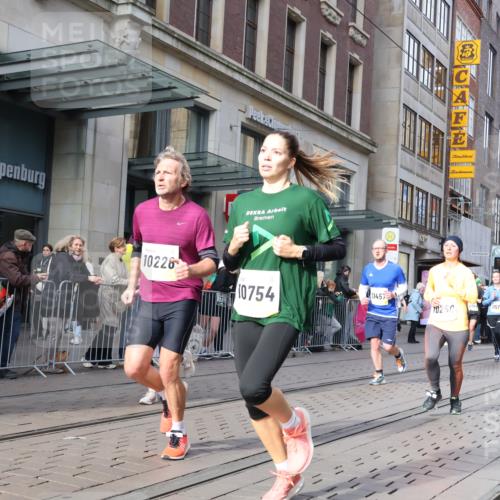 05.10.2025 - 20. swb-Marathon Bremen Strokosch-Dieckow http://msf.ph/oto/9255801 05.10.2025 10:57:27 Ziel 9221, 9309, 9372, 9568, 9585, 9719, 9747, 9943, 9979, 10219, 10225, 10250, 10329, 10341, 10555, 10577, 10651, 10694, 10703, 10739, 10754, 10834, 10890, 10975, 11023, 11116, 11301, 11352, 11360, 11457, 11469, 11520, 11521, 11564, 11575, 11583, 11663, 11731, 11744, 9221, 9309, 9372, 9568, 9585, 9719, 9747, 9943, 9979, 10219, 10225, 10250, 10329, 10341, 10555, 10577, 10651, 10694, 10703, 10739, 10754, 10834, 10890, 10975, 11023, 11663 meine-sportfotos.de
