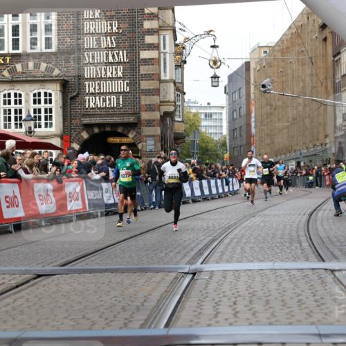 05.10.2025 - 20. swb-Marathon Bremen Yannick Fuchs http://msf.ph/oto/9255814 05.10.2025 10:46:38 Ziel 9009, 9207, 11167 meine-sportfotos.de