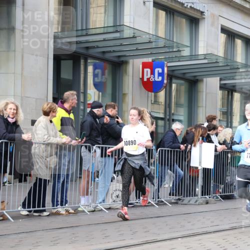 05.10.2025 - 20. swb-Marathon Bremen Strokosch-Dieckow http://msf.ph/oto/9255885 05.10.2025 10:57:30 Ziel 9221, 9309, 9372, 9568, 9585, 9719, 9872, 9943, 9979, 10219, 10225, 10250, 10329, 10341, 10555, 10577, 10651, 10703, 10754, 10793, 10834, 10890, 10975, 11023, 11116, 11301, 11352, 11457, 11469, 11520, 11521, 11564, 11575, 11601, 11663, 11731, 11744, 9221, 9309, 9372, 9568, 9585, 9719, 9872, 9943, 9979, 10219, 10225, 10250, 10329, 10341, 10555, 10577, 10651, 10703, 10754, 10793, 10834, 10890, 10975, 11023, 11601, 11663 meine-sportfotos.de