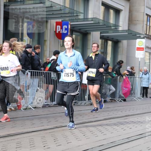 05.10.2025 - 20. swb-Marathon Bremen Strokosch-Dieckow http://msf.ph/oto/9255906 05.10.2025 10:57:30 Ziel 9221, 9309, 9372, 9568, 9585, 9719, 9872, 9943, 9979, 10219, 10225, 10250, 10329, 10341, 10555, 10577, 10651, 10703, 10754, 10793, 10834, 10890, 10975, 11023, 11116, 11301, 11352, 11457, 11469, 11520, 11521, 11564, 11575, 11601, 11663, 11731, 11744, 9221, 9309, 9372, 9568, 9585, 9719, 9872, 9943, 9979, 10219, 10225, 10250, 10329, 10341, 10555, 10577, 10651, 10703, 10754, 10793, 10834, 10890, 10975, 11023, 11601, 11663 meine-sportfotos.de