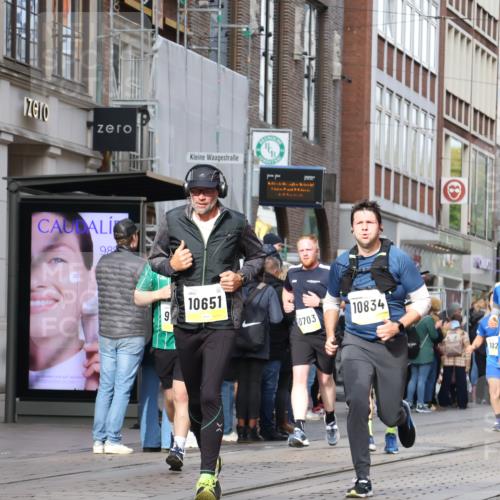 05.10.2025 - 20. swb-Marathon Bremen Strokosch-Dieckow http://msf.ph/oto/9255972 05.10.2025 10:57:33 Ziel 9221, 9372, 9568, 9576, 9582, 9585, 9719, 9872, 9943, 9979, 10127, 10219, 10225, 10250, 10329, 10341, 10395, 10555, 10577, 10651, 10703, 10793, 10834, 10890, 10975, 11023, 11058, 11116, 11301, 11457, 11469, 11520, 11521, 11564, 11575, 11601, 11663, 11731, 11744, 9221, 9372, 9568, 9576, 9582, 9585, 9719, 9872, 9943, 9979, 10127, 10219, 10225, 10250, 10329, 10341, 10395, 10555, 10577, 10651, 10703, 10793, 10834, 10890, 10975, 11023, 11058, 11601, 11663 meine-sportfotos.de