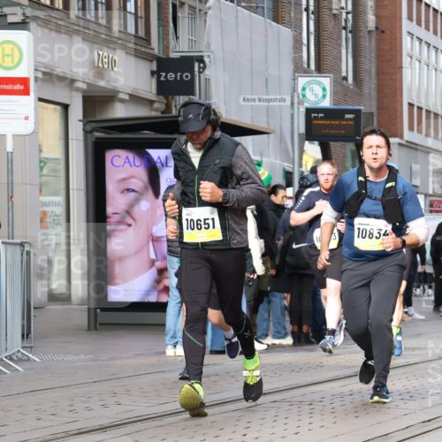 05.10.2025 - 20. swb-Marathon Bremen Strokosch-Dieckow http://msf.ph/oto/9255984 05.10.2025 10:57:34 Ziel 9221, 9372, 9568, 9576, 9582, 9585, 9719, 9872, 9943, 9979, 10127, 10219, 10225, 10250, 10329, 10341, 10395, 10459, 10555, 10577, 10651, 10703, 10793, 10834, 10890, 10975, 11023, 11058, 11116, 11301, 11457, 11469, 11520, 11521, 11564, 11575, 11601, 11663, 11731, 11744, 9221, 9372, 9568, 9576, 9582, 9585, 9719, 9872, 9943, 9979, 10127, 10219, 10225, 10250, 10329, 10341, 10395, 10459, 10555, 10577, 10651, 10703, 10793, 10834, 10890, 10975, 11023, 11058, 11601, 11663 meine-sportfotos.de