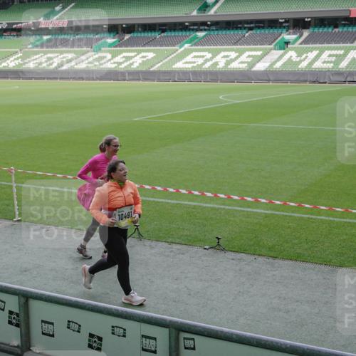 05.10.2025 - 20. swb-Marathon Bremen Michael Burmester http://msf.ph/oto/9256005 05.10.2025 10:43:49 Laufen im Stadion 9011, 9273, 9373, 9374, 9380, 9386, 9453, 9470, 9561, 9724, 9819, 9848, 9867, 9895, 9911, 9984, 10036, 10040, 10183, 10280, 10288, 10315, 10320, 10399, 10433, 10435, 10440, 10441, 10442, 10448, 10491, 10512, 10515, 10540, 10552, 10574, 10596, 10705, 10707, 10831, 10839, 10849, 10969, 11027, 11088, 11113, 11135, 11161, 11191, 11204, 11242, 11285, 11331, 11345, 11381, 11388, 11404, 11536, 11539, 11548, 9493, 9526, 9675, 9731, 9732, 9784, 10316, 10962 meine-sportfotos.de
