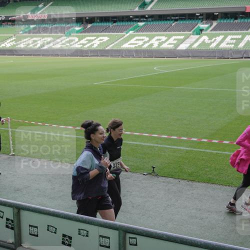 05.10.2025 - 20. swb-Marathon Bremen Michael Burmester http://msf.ph/oto/9256085 05.10.2025 10:43:51 Laufen im Stadion 9011, 9273, 9373, 9374, 9380, 9386, 9453, 9470, 9561, 9724, 9819, 9848, 9867, 9895, 9911, 9984, 10036, 10040, 10183, 10280, 10288, 10315, 10320, 10399, 10435, 10440, 10441, 10442, 10448, 10491, 10512, 10515, 10540, 10552, 10574, 10596, 10705, 10707, 10831, 10839, 10849, 11027, 11088, 11113, 11135, 11191, 11204, 11285, 11318, 11331, 11345, 11381, 11388, 11404, 11536, 11539, 11548, 9493, 9526, 9675, 9731, 9732, 9784, 10316, 10433, 10962 meine-sportfotos.de