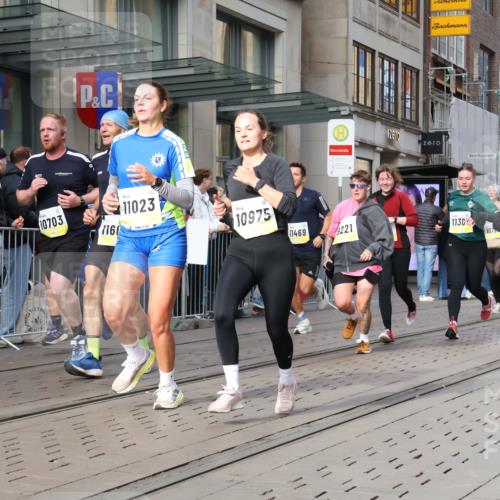 05.10.2025 - 20. swb-Marathon Bremen Strokosch-Dieckow http://msf.ph/oto/9256179 05.10.2025 10:57:39 Ziel 9221, 9330, 9568, 9576, 9582, 9634, 9719, 9872, 10127, 10219, 10341, 10377, 10395, 10398, 10459, 10577, 10620, 10651, 10703, 10793, 10834, 10890, 10975, 11023, 11058, 11116, 11301, 11457, 11469, 11564, 11575, 11601, 11608, 11663, 11744, 9221, 9330, 9568, 9576, 9582, 9634, 9719, 9872, 10127, 10219, 10341, 10377, 10395, 10398, 10459, 10577, 10620, 10651, 10703, 10793, 10834, 10890, 10975, 11023, 11058, 11601, 11608, 11663 meine-sportfotos.de