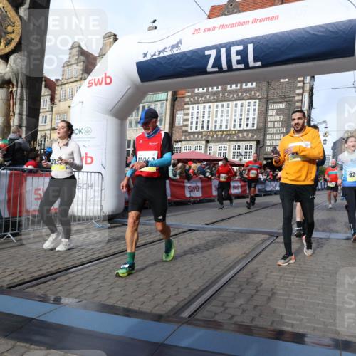 05.10.2025 - 20. swb-Marathon Bremen Yannick Fuchs http://msf.ph/oto/9256316 05.10.2025 10:55:26 Ziel 9201, 9318, 9350, 9514, 9654, 9881, 9933, 10003, 10116, 10326, 10970, 11042, 11115, 11140, 11702 meine-sportfotos.de
