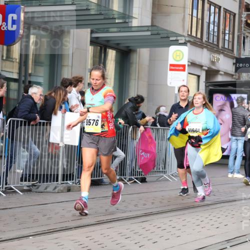 05.10.2025 - 20. swb-Marathon Bremen Strokosch-Dieckow http://msf.ph/oto/9256392 05.10.2025 10:57:46 Ziel 7077, 9221, 9330, 9568, 9576, 9582, 9634, 9719, 9872, 9952, 10127, 10368, 10377, 10395, 10398, 10459, 10577, 10620, 10651, 10703, 10786, 10793, 11049, 11058, 11116, 11301, 11469, 11562, 11601, 11608, 11663, 7077, 9221, 9330, 9568, 9576, 9582, 9634, 9719, 9872, 9952, 10127, 10368, 10377, 10395, 10398, 10459, 10577, 10620, 10651, 10703, 10786, 10793, 11058, 11562, 11601, 11608, 11663 meine-sportfotos.de