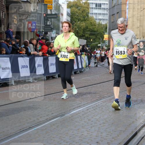 05.10.2025 - 20. swb-Marathon Bremen Strokosch-Dieckow http://msf.ph/oto/9256407 05.10.2025 11:03:06 Ziel 9229, 9300, 9593, 9661, 9662, 10185, 10471, 10926, 10996, 11376, 11682 meine-sportfotos.de