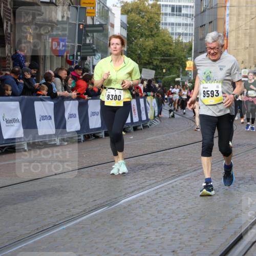 05.10.2025 - 20. swb-Marathon Bremen Strokosch-Dieckow http://msf.ph/oto/9256433 05.10.2025 11:03:06 Ziel 9229, 9300, 9593, 9661, 9662, 10185, 10471, 10926, 10996, 11376, 11682 meine-sportfotos.de