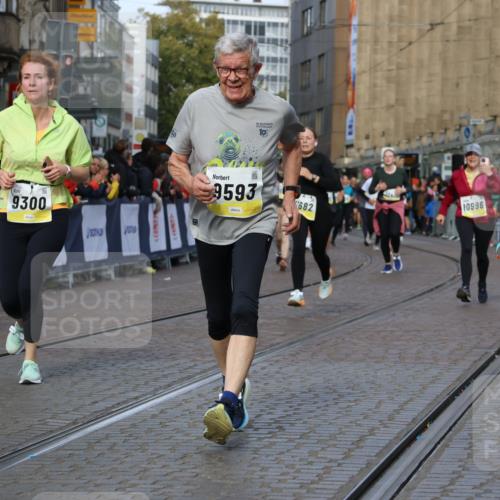05.10.2025 - 20. swb-Marathon Bremen Strokosch-Dieckow http://msf.ph/oto/9256459 05.10.2025 11:03:07 Ziel 9229, 9300, 9593, 9661, 9662, 10185, 10471, 10926, 10996, 11376, 11390, 11682 meine-sportfotos.de
