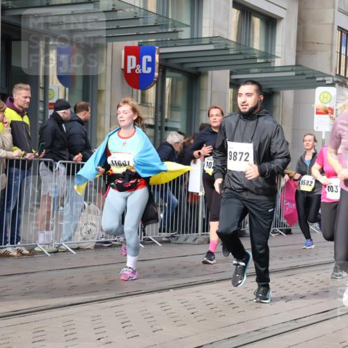 05.10.2025 - 20. swb-Marathon Bremen Strokosch-Dieckow http://msf.ph/oto/9256464 05.10.2025 10:57:47 Ziel 7077, 9174, 9221, 9330, 9462, 9568, 9576, 9582, 9634, 9719, 9872, 9952, 10127, 10368, 10377, 10395, 10398, 10459, 10577, 10620, 10703, 10786, 10793, 11049, 11058, 11116, 11301, 11469, 11562, 11601, 11608, 11663, 7077, 9174, 9221, 9330, 9462, 9568, 9576, 9582, 9634, 9719, 9872, 9952, 10127, 10368, 10377, 10395, 10398, 10459, 10577, 10620, 10703, 10786, 10793, 11058, 11562, 11601, 11608, 11663 meine-sportfotos.de