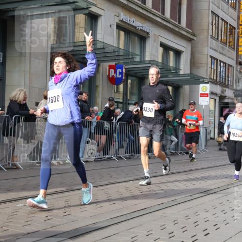 05.10.2025 - 20. swb-Marathon Bremen Strokosch-Dieckow http://msf.ph/oto/9256608 05.10.2025 10:57:53 Ziel 7077, 9174, 9330, 9462, 9576, 9582, 9608, 9634, 9872, 9952, 10084, 10127, 10368, 10377, 10395, 10398, 10459, 10586, 10620, 10786, 10793, 11049, 11058, 11181, 11184, 11495, 11562, 11601, 11608, 11724, 7077, 9174, 9330, 9462, 9576, 9582, 9608, 9634, 9872, 9952, 10084, 10127, 10368, 10377, 10395, 10398, 10459, 10586, 10620, 10786, 10793, 11058, 11562, 11601, 11608 meine-sportfotos.de