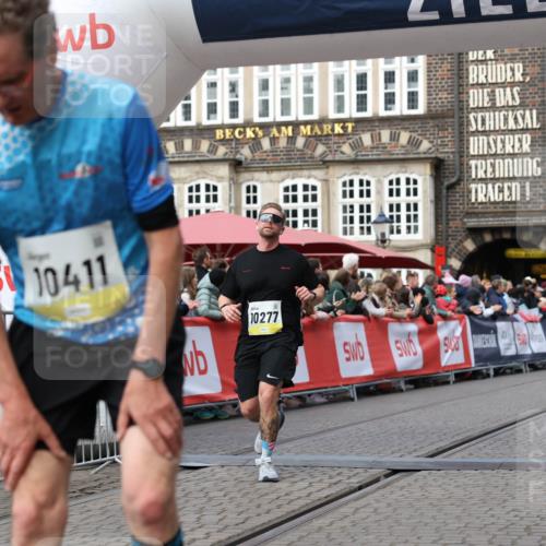 05.10.2025 - 20. swb-Marathon Bremen Yannick Fuchs http://msf.ph/oto/9256644 05.10.2025 10:46:54 Ziel 9961, 10277, 10411, 11327 meine-sportfotos.de