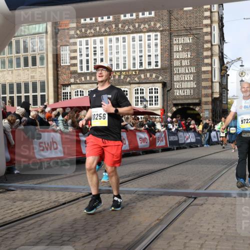 05.10.2025 - 20. swb-Marathon Bremen Yannick Fuchs http://msf.ph/oto/9256666 05.10.2025 10:55:33 Ziel 9201, 9350, 9514, 9654, 9722, 9902, 10256, 10260, 10970, 11025, 11115, 11380, 11431, 11702 meine-sportfotos.de