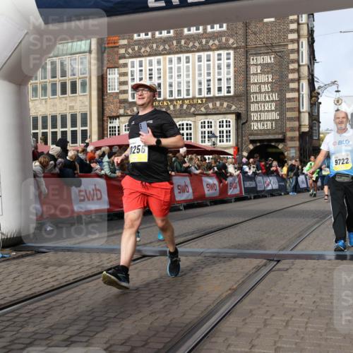 05.10.2025 - 20. swb-Marathon Bremen Yannick Fuchs http://msf.ph/oto/9256682 05.10.2025 10:55:33 Ziel 9201, 9350, 9514, 9654, 9722, 9902, 10256, 10260, 10970, 11025, 11115, 11380, 11431, 11702 meine-sportfotos.de