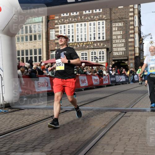 05.10.2025 - 20. swb-Marathon Bremen Yannick Fuchs http://msf.ph/oto/9256693 05.10.2025 10:55:33 Ziel 9201, 9350, 9514, 9654, 9722, 9902, 10256, 10260, 10970, 11025, 11115, 11380, 11431, 11702 meine-sportfotos.de