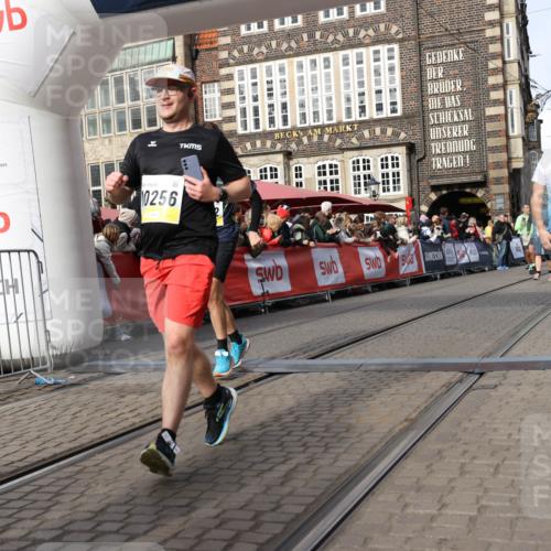 05.10.2025 - 20. swb-Marathon Bremen Yannick Fuchs http://msf.ph/oto/9256702 05.10.2025 10:55:33 Ziel 9201, 9350, 9514, 9654, 9722, 9902, 10256, 10260, 10970, 11025, 11115, 11380, 11431, 11702 meine-sportfotos.de