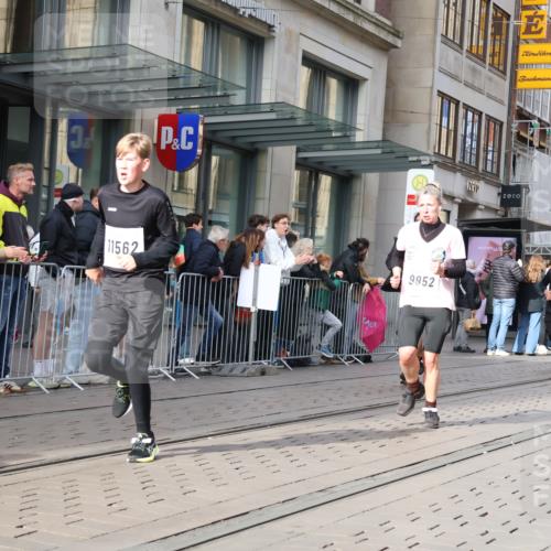 05.10.2025 - 20. swb-Marathon Bremen Strokosch-Dieckow http://msf.ph/oto/9256713 05.10.2025 10:57:56 Ziel 7077, 9174, 9330, 9433, 9462, 9576, 9582, 9608, 9634, 9820, 9952, 10084, 10127, 10368, 10377, 10395, 10398, 10459, 10586, 10620, 10786, 11049, 11058, 11181, 11184, 11291, 11495, 11562, 11591, 11608, 11700, 11724, 7077, 9174, 9330, 9433, 9462, 9576, 9582, 9608, 9634, 9820, 9952, 10084, 10127, 10368, 10377, 10395, 10398, 10459, 10586, 10620, 10786, 11058, 11562, 11608 meine-sportfotos.de