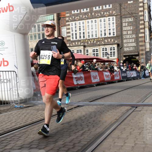 05.10.2025 - 20. swb-Marathon Bremen Yannick Fuchs http://msf.ph/oto/9256715 05.10.2025 10:55:33 Ziel 9201, 9350, 9514, 9654, 9722, 9902, 10256, 10260, 10970, 11025, 11115, 11380, 11431, 11702 meine-sportfotos.de