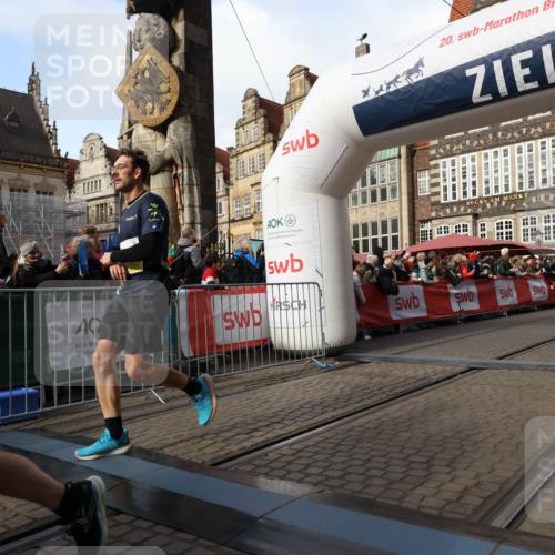 05.10.2025 - 20. swb-Marathon Bremen Yannick Fuchs http://msf.ph/oto/9256738 05.10.2025 10:55:35 Ziel 9350, 9514, 9722, 9856, 9902, 10111, 10256, 10260, 10970, 11025, 11115, 11197, 11380, 11431, 11702 meine-sportfotos.de