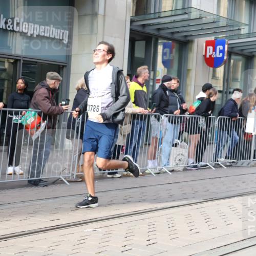 05.10.2025 - 20. swb-Marathon Bremen Strokosch-Dieckow http://msf.ph/oto/9256779 05.10.2025 10:57:59 Ziel 7077, 9174, 9330, 9433, 9462, 9608, 9634, 9820, 9952, 10055, 10084, 10368, 10377, 10398, 10408, 10459, 10586, 10620, 10786, 11049, 11181, 11184, 11291, 11495, 11562, 11591, 11608, 11700, 11724, 7077, 9174, 9330, 9433, 9462, 9608, 9634, 9820, 9952, 10055, 10084, 10368, 10377, 10398, 10408, 10459, 10586, 10620, 10786, 11562, 11608 meine-sportfotos.de