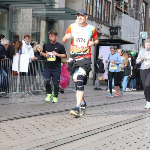 05.10.2025 - 20. swb-Marathon Bremen Strokosch-Dieckow http://msf.ph/oto/9256833 05.10.2025 10:58:01 Ziel 7077, 9174, 9330, 9433, 9462, 9608, 9634, 9820, 9952, 10055, 10084, 10261, 10285, 10368, 10377, 10398, 10408, 10586, 10620, 10786, 10988, 11049, 11181, 11184, 11291, 11495, 11562, 11591, 11608, 11700, 11724, 7077, 9174, 9330, 9433, 9462, 9608, 9634, 9820, 9952, 10055, 10084, 10261, 10285, 10368, 10377, 10398, 10408, 10586, 10620, 10786, 11562, 11608 meine-sportfotos.de