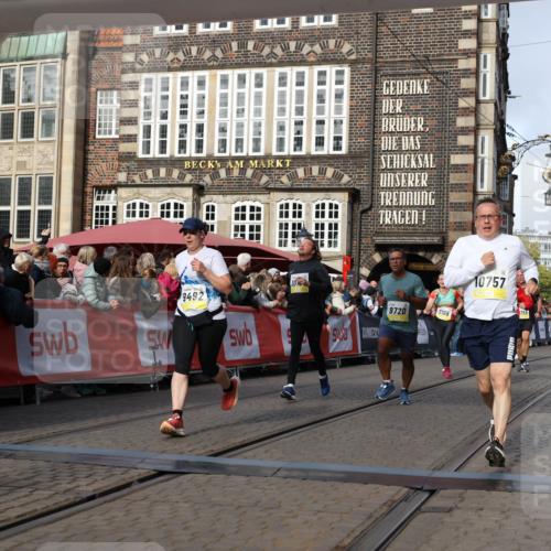 05.10.2025 - 20. swb-Marathon Bremen Yannick Fuchs http://msf.ph/oto/9256981 05.10.2025 10:55:42 Ziel 7165, 9492, 9720, 9856, 10107, 10111, 10195, 10262, 10745, 10755, 10757, 11025, 11197, 11588 meine-sportfotos.de