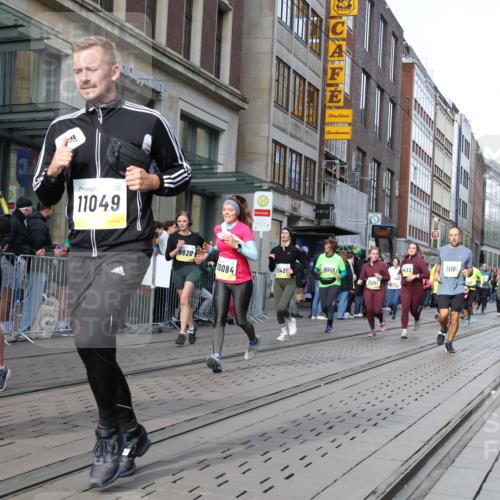05.10.2025 - 20. swb-Marathon Bremen Strokosch-Dieckow http://msf.ph/oto/9257022 05.10.2025 10:58:07 Ziel 7077, 9174, 9359, 9430, 9433, 9462, 9472, 9529, 9608, 9766, 9820, 9913, 10049, 10055, 10084, 10261, 10285, 10368, 10408, 10513, 10527, 10586, 10786, 10936, 10988, 11049, 11181, 11184, 11291, 11495, 11591, 11700, 11724, 7077, 9174, 9359, 9430, 9433, 9462, 9472, 9529, 9608, 9766, 9820, 9913, 10049, 10055, 10084, 10261, 10285, 10368, 10408, 10513, 10527, 10586, 10786 meine-sportfotos.de