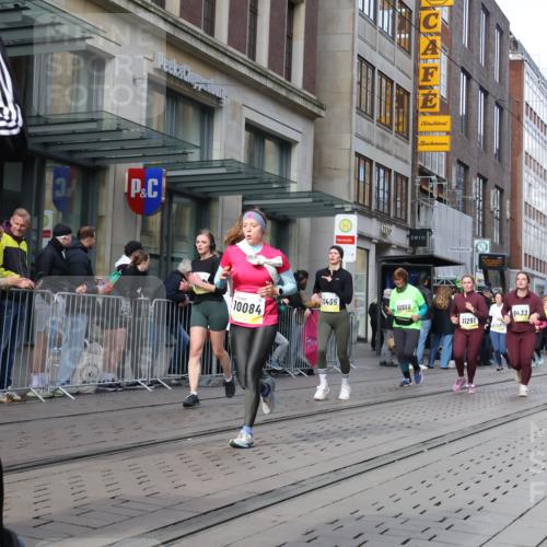 05.10.2025 - 20. swb-Marathon Bremen Strokosch-Dieckow http://msf.ph/oto/9257034 05.10.2025 10:58:07 Ziel 7077, 9174, 9359, 9430, 9433, 9462, 9472, 9529, 9608, 9766, 9820, 9913, 10049, 10055, 10084, 10261, 10285, 10368, 10408, 10513, 10527, 10586, 10786, 10936, 10988, 11049, 11181, 11184, 11291, 11495, 11591, 11700, 11724, 7077, 9174, 9359, 9430, 9433, 9462, 9472, 9529, 9608, 9766, 9820, 9913, 10049, 10055, 10084, 10261, 10285, 10368, 10408, 10513, 10527, 10586, 10786 meine-sportfotos.de