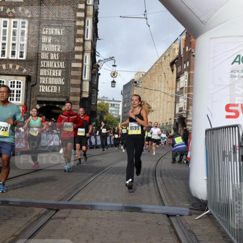 05.10.2025 - 20. swb-Marathon Bremen Yannick Fuchs http://msf.ph/oto/9257059 05.10.2025 10:55:43 Ziel 7165, 9195, 9492, 9720, 9856, 10107, 10111, 10195, 10262, 10475, 10745, 10755, 10757, 11025, 11197, 11588 meine-sportfotos.de