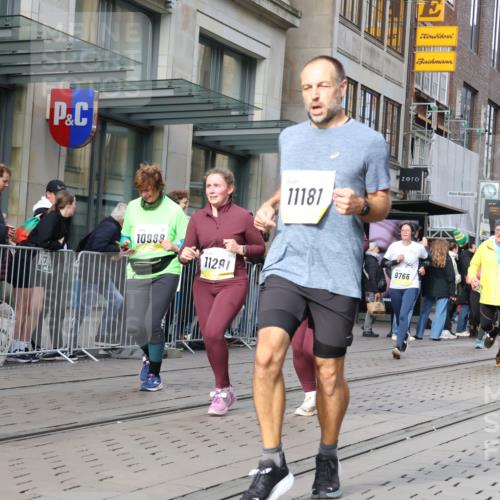 05.10.2025 - 20. swb-Marathon Bremen Strokosch-Dieckow http://msf.ph/oto/9257097 05.10.2025 10:58:10 Ziel 7077, 7163, 8585, 9174, 9359, 9370, 9430, 9433, 9462, 9472, 9529, 9608, 9622, 9714, 9766, 9820, 9913, 10049, 10055, 10084, 10261, 10285, 10368, 10408, 10513, 10527, 10586, 10591, 10679, 10786, 10871, 10936, 10988, 11049, 11078, 11181, 11184, 11291, 11495, 11591, 11700, 11724, 7077, 7163, 8585, 9174, 9359, 9370, 9430, 9433, 9462, 9472, 9529, 9608, 9622, 9714, 9766, 9820, 9913, 10049, 10055, 10084, 10261, 10285, 10368, 10408, 10513, 10527, 10586, 10591, 10679, 10786 meine-sportfotos.de