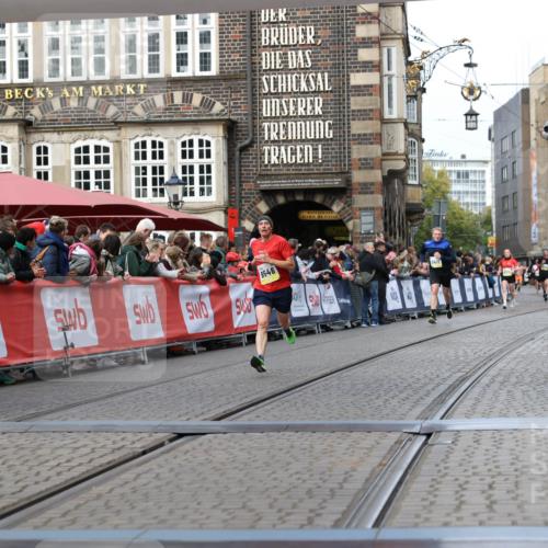 05.10.2025 - 20. swb-Marathon Bremen Yannick Fuchs http://msf.ph/oto/9257289 05.10.2025 10:47:15 Ziel 9546, 9562 meine-sportfotos.de