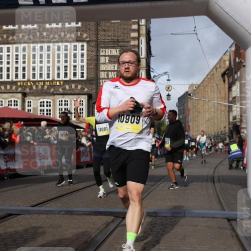05.10.2025 - 20. swb-Marathon Bremen Yannick Fuchs http://msf.ph/oto/9257300 05.10.2025 10:55:48 Ziel 7165, 9195, 9197, 9492, 9720, 10088, 10107, 10195, 10323, 10475, 10755, 10757, 10909, 11081, 11586, 11588 meine-sportfotos.de