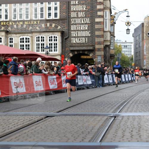 05.10.2025 - 20. swb-Marathon Bremen Yannick Fuchs http://msf.ph/oto/9257308 05.10.2025 10:47:15 Ziel 9546, 9562 meine-sportfotos.de