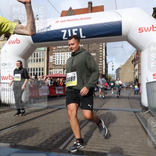 05.10.2025 - 20. swb-Marathon Bremen Yannick Fuchs http://msf.ph/oto/9257413 05.10.2025 10:55:51 Ziel 7165, 9195, 9197, 9621, 9882, 10088, 10287, 10323, 10475, 10653, 10755, 10800, 10909, 11081, 11249, 11586, 11588, 11624 meine-sportfotos.de