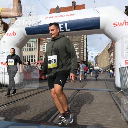 05.10.2025 - 20. swb-Marathon Bremen Yannick Fuchs http://msf.ph/oto/9257427 05.10.2025 10:55:51 Ziel 7165, 9195, 9197, 9621, 9882, 10088, 10287, 10323, 10475, 10653, 10755, 10800, 10909, 11081, 11249, 11586, 11588, 11624 meine-sportfotos.de