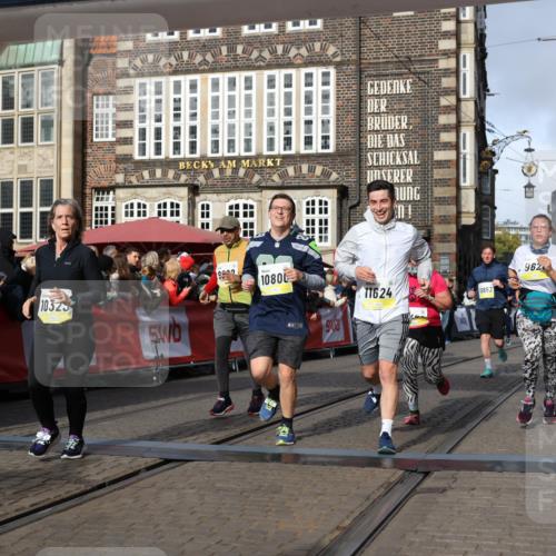 05.10.2025 - 20. swb-Marathon Bremen Yannick Fuchs http://msf.ph/oto/9257497 05.10.2025 10:55:52 Ziel 7165, 9195, 9197, 9621, 9882, 10088, 10253, 10287, 10323, 10385, 10475, 10653, 10755, 10800, 10909, 11081, 11249, 11586, 11588, 11624 meine-sportfotos.de