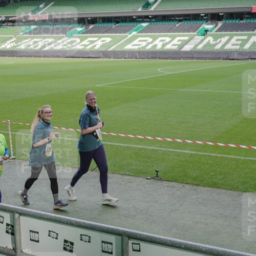 05.10.2025 - 20. swb-Marathon Bremen Michael Burmester http://msf.ph/oto/9257557 05.10.2025 10:45:12 Laufen im Stadion 7109, 7110, 8476, 9012, 9242, 9264, 9342, 9441, 9567, 9631, 9756, 9767, 9768, 9899, 9948, 9970, 10000, 10114, 10115, 10190, 10282, 10292, 10339, 10340, 10379, 10622, 10647, 10671, 10728, 10752, 10808, 10842, 10846, 10957, 11060, 11085, 11117, 11118, 11139, 11264, 11293, 11367, 11375, 11378, 11407, 11541, 11544, 11557, 7007, 8844, 9012, 9303, 9479, 9572, 9667, 10273, 10355, 10364, 10665, 10984, 11072, 11252, 11385, 11448, 11544, 11560 meine-sportfotos.de