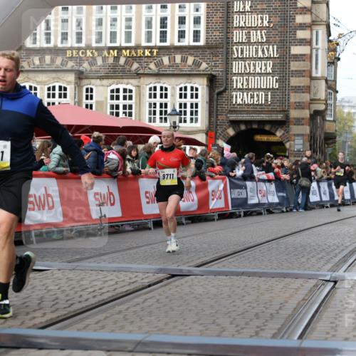 05.10.2025 - 20. swb-Marathon Bremen Yannick Fuchs http://msf.ph/oto/9257590 05.10.2025 10:47:21 Ziel 9411, 9546, 9711 meine-sportfotos.de