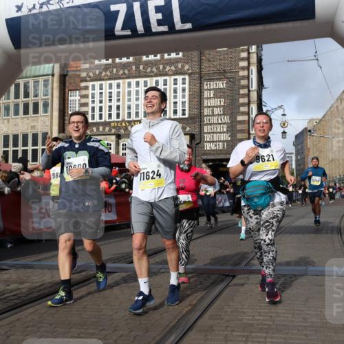 05.10.2025 - 20. swb-Marathon Bremen Yannick Fuchs http://msf.ph/oto/9257595 05.10.2025 10:55:53 Ziel 9195, 9197, 9521, 9621, 9882, 10088, 10253, 10287, 10323, 10385, 10475, 10653, 10800, 10909, 11081, 11249, 11586, 11624 meine-sportfotos.de